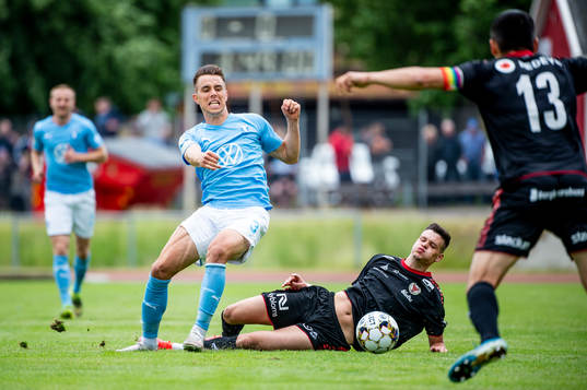 Malmö FFs Jonas Knudsen mot Kalmars Arton Podrimcaku och