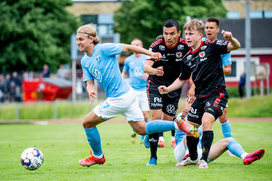 Malmö FFs Sebastian Nanasi mot Kalmars Emin Nouri och