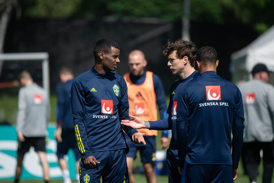 Alexander Isak and Victor Nilsson Lindelöf of the Swedish