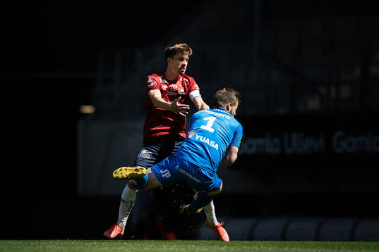 Örgrytes Daniel Paulson och Jönköpings målvakt Frank