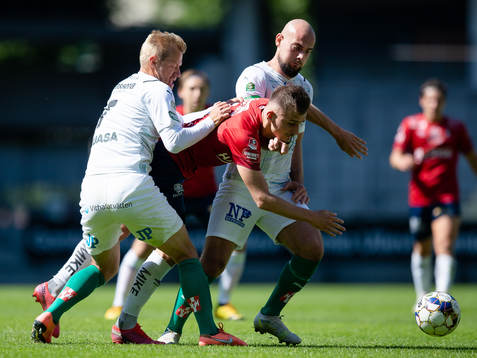 Jönköpings Sebastian Crona och Perparim Beqaj mot