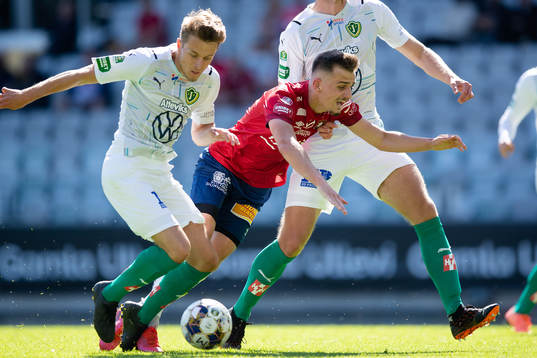 Örgrytes Ajdin Zeljkovic faller i straffområdet i kamp
