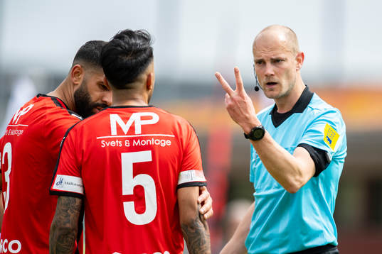 Domare Jonas Erlandsson i diskution med BesasJasser Al Saadi