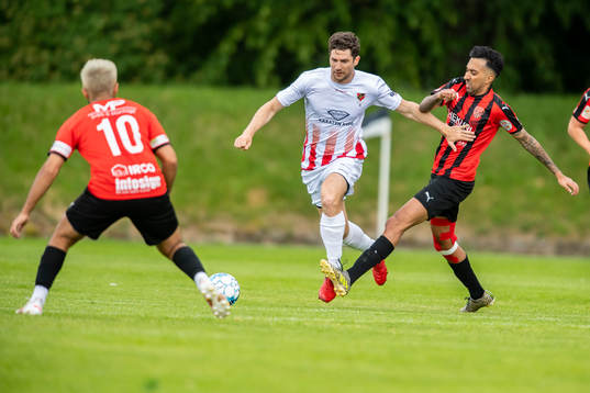Åkarps Robert Medvegy ikamp med  Besas Jasser Al Saadi
