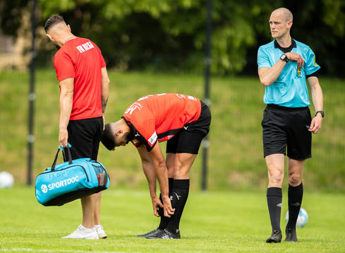 Besas Jones Mahjoub utgår skadad