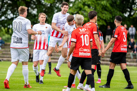 Åkarps Robert Medvegy och Jonathan Roos jublar
