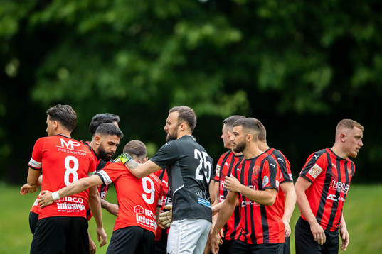 Besa spelarna innan fotbollsmatchen i Division 3 södra