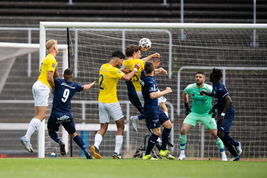 IFK Malmös Henrik Ahlberg och Österlens målvakt Festim