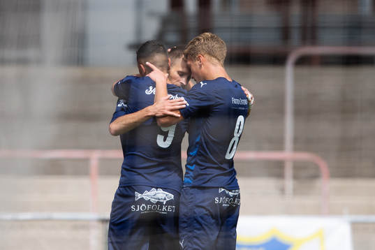 Österlens Zoran Jovanovic jublar med Granit Sherifi och
