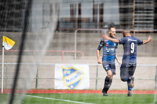 Österlens Zoran Jovanovic jublar med Granit Sherifi