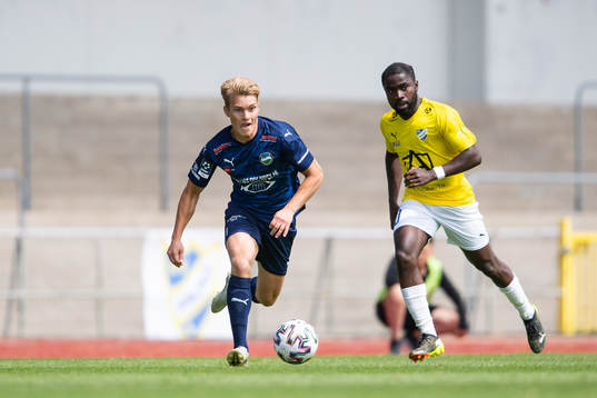 Österlens Oskar Blixt och IFK Malmös Kofi Yeboah Addae