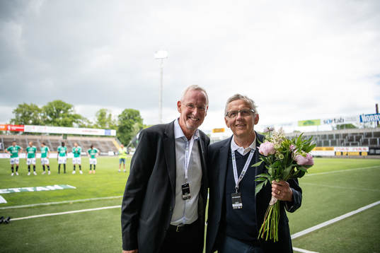 Per Eliasson tackar av Rune Nilsson