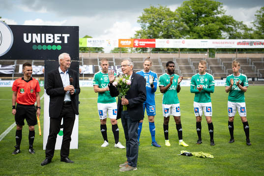 Per Eliasson tackar av Rune Nilsson som gör sin sista