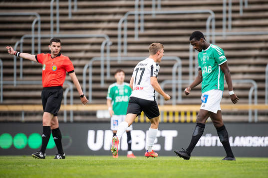 Brages Adil Titi deppar medan Landskronas Oscar Petersson