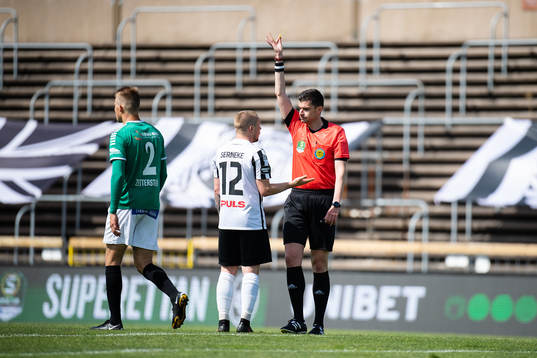 Landskronas Nicklas Nielsen tilldelas ett gult kort