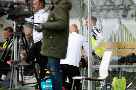 Landskronas Jonathan Asp får sitt lår lindat på bänken