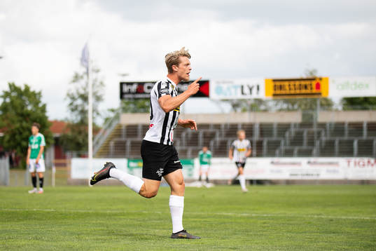 Landskronas Robin Hofsö jublar