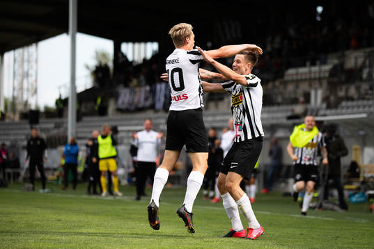 Landskronas Robin Hofsö och Oscar Petersson jublar