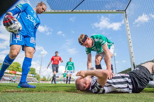 Landskronas Nicklas Nielsen ses om av Brages målvakt