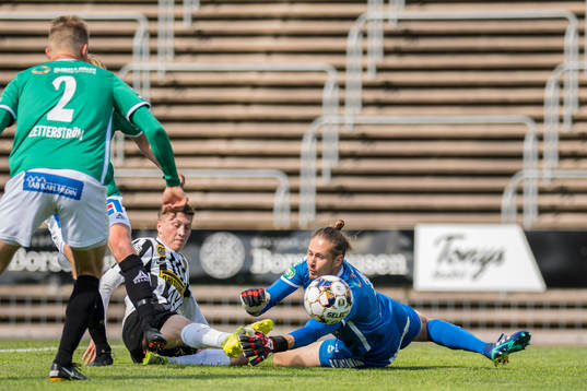 Landskronas Kevin Jensen oroar mot Brages målvakt Adrian