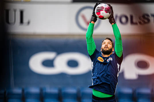 Michael Ryan Lansing of Aalesund warms up