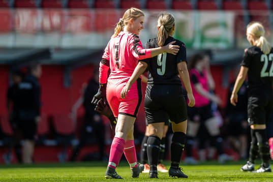 Hittarps målvakt Frida Memgård och Emma Johansson deppar