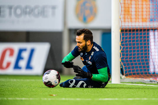 Michael Ryan Lansing of Aalesund warms up
