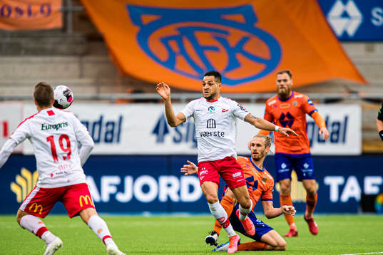 Riki Tomas Alba of Fredrikstad and Quint Arie Jansen of
