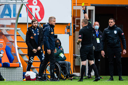 Lars Arne Nilsen, head coach of Aalesund, receiving a