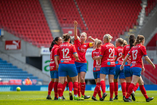 Helsingborgs Josefine Wiksell jublar med lagkamrater