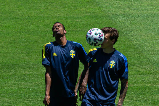 Alexander Isak and Victor Nilsson Lindelöf of the Swedish