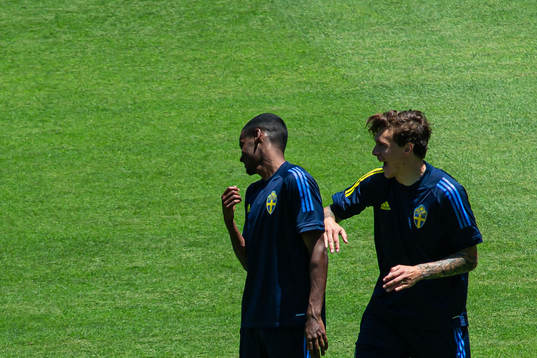 Alexander Isak and Victor Nilsson Lindelöf of the Swedish