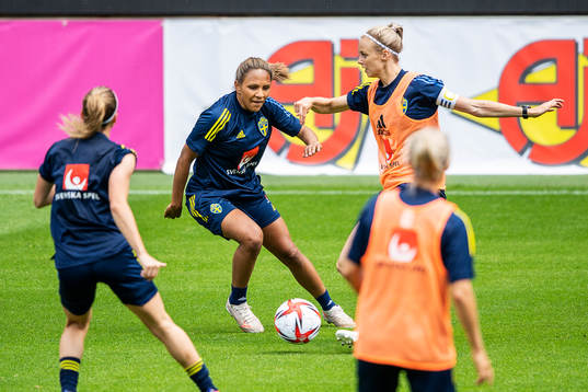 Madelen Janogy and Amanda Ilestedt of Sweden