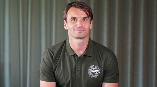 På denna handoutbild från Hammarby Fotboll poserar Milos
