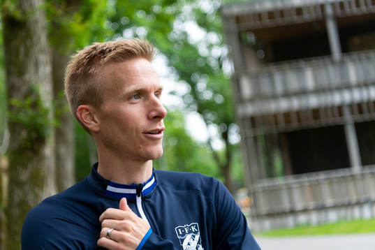 IFK Göteborgs Oscar Wendt blir intervjuad