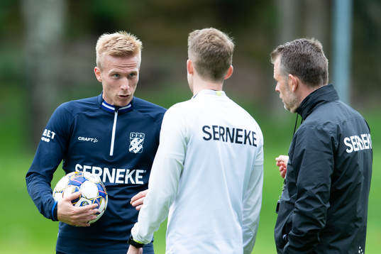 IFK Göteborgs Oscar Wendt pratar med assisterande tränare