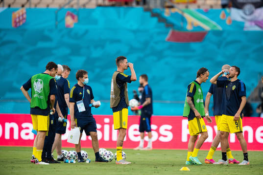 Mikael Lustig and Marcus Berg of Sweden drinks water