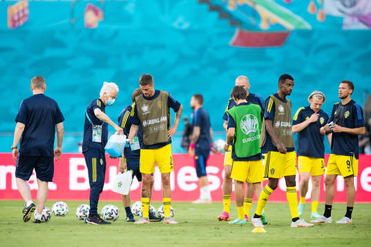 Team doctor Anders Valentin hands out sports drink to
