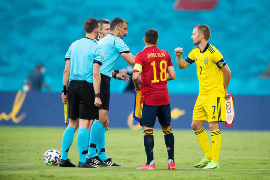 Jordi Alba of Spain and Sebastian Larsson of Sweden