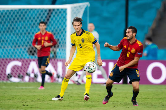 Albin Ekdal of Sweden and Koke Koke of Spain