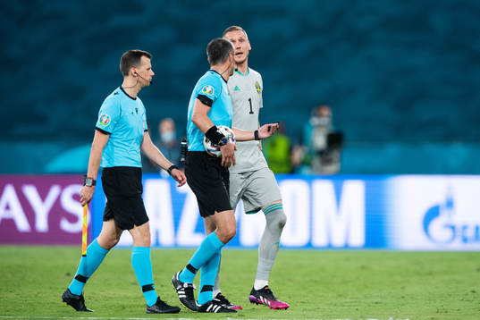 goalkeeper Robin Olsen of Sweden and referee Slavko Vincic