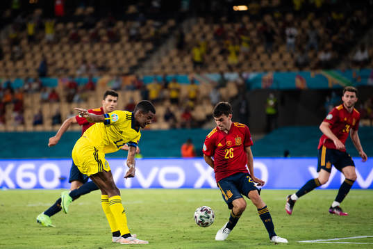 Alexander Isak of Sweden and Pedri Pedri of Spain