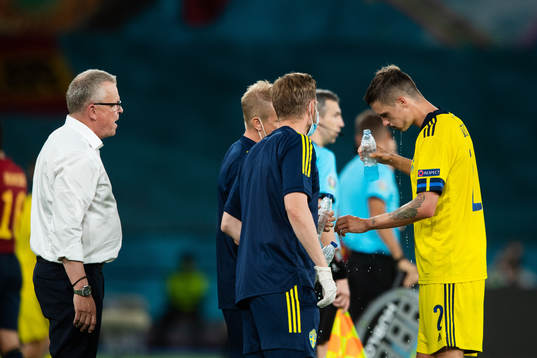 Mikael Lustig of Sweden drinks water