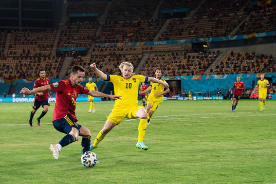 Pablo Sarabia of Spain and Emil Forsberg of Sweden
