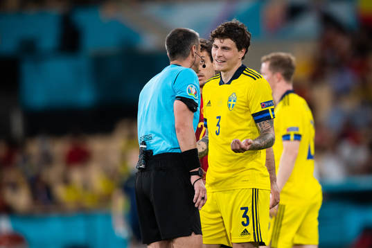 Victor Nilsson Lindelöf of Sweden and referee Slavko Vincic