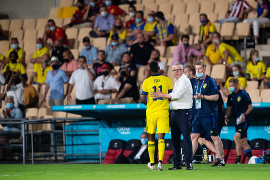 head coach Janne Andersson and Alexander Isak of Sweden