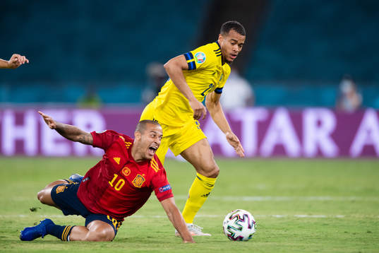 Thiago Alcantara of Spain and Robin Quaison of Sweden