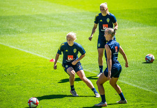 Mimmi Larsson, Stina Blackstenius and Julia Roddar of Sweden