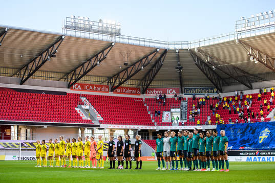 Players of Sweden and of Australia prior to the