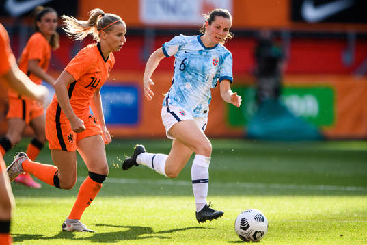 Jackie Groenen of the Netherlands and Tuva Hansen of Norway